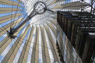 BERLİN GERMANY 09: 23: Potsdamer Platz, Potsdam Meydanı, Berlin 'in merkezinde, Brandenburg Kapısı ve Reichstag' ın güneyinde önemli bir kavşak. 