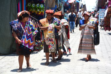 CHICHICASTENANGO GUSTEMALA 29 Nisan 2016: Masa örtüsü satan Maya kadınlarının portresi. Maya halkı hala Guatemala 'daki nüfusun çoğunluğunu oluşturuyor.,