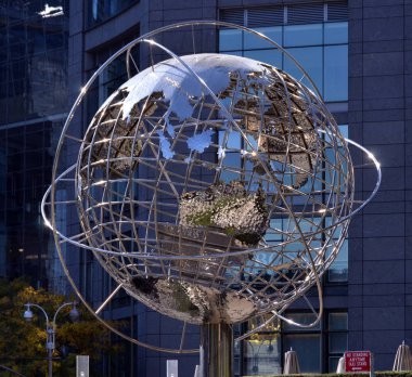 NEW YORK ŞEHRİ ABD OCT 27: Kolomb Circle - Globe Heykeli Bu pırıl pırıl heykel en az 9 metre genişliğinde ve yerin üstünde büyük, krom bir sütun tarafından tutuluyor.. 