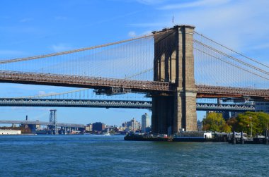 NEW YORK CITY NY 10 29: 13: Brooklyn Köprüsü, ABD 'deki en eski asma köprülerden biridir. 1883 'te tamamlandı, Manhattan ve Brooklyn' in New York ilçelerini Doğu 'ya yayarak birbirine bağlıyor. 