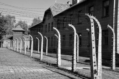 AUSCHWitZ BIRKENAU POLAND 09 17: Auschwitz I toplama kampı çitleri, Polonya 'da Üçüncü Reich tarafından kurulan ve yönetilen bir Alman Nazi toplama kampı ve imha kampları ağı idi..