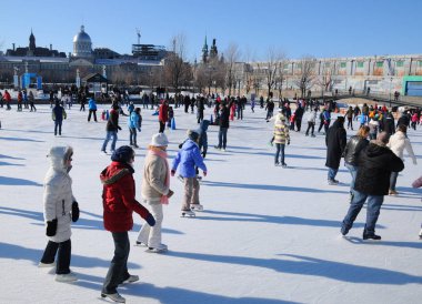 MONTREAL CANADA 25 Şubat 2012: Eski liman buz halkası yapay buz yüzeyi, tarihi Old-Montreal ve nehir manzarası