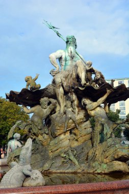 BERLIN GERMANY 09 22: Berlin 'deki Neptün Çeşmesi 1891' de Reinhold Begas tarafından tasarlandı. Roma tanrısı Neptün merkezde. Etrafındaki 4 kadın Prusya 'nın 4 ana nehrini temsil ediyor.