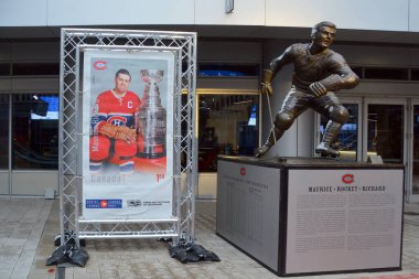 MONTREAL-CANADA 11 19 2017: Maurice Richard 'ın heykeli, hokeyin en büyüklerinden biri, Maurice Richard Arena' nın dışında. Maurice bir sezonda 50 gol atan ilk oyuncuydu.,
