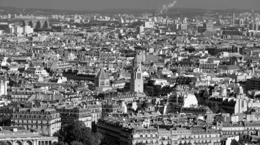 PARIS FRANCE OCT 16 2013: Paris 'e Eyfel Kulesi' nden kuş bakışı bakış açısı 2.249.975 kişilik bir nüfusa sahiptir ancak metropoliten alanı Avrupa 'nın en büyük nüfus merkezlerinden biridir. 