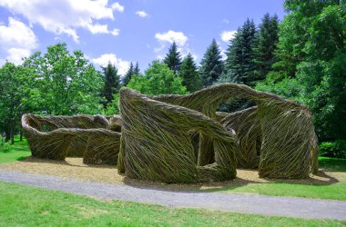 MONTREAL QUEBEC CANADA 07 01: 17: Uluslararası üne sahip arazi sanatçısı Patrick Dougherty Botanik Bahçesi botanik bahçesinde anıtsal ve ilham verici kara sanat eserleri yaratmak için davet edildi..