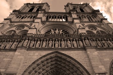 Paris, Fransa 'daki Notre Dame Katedrali cephesi.