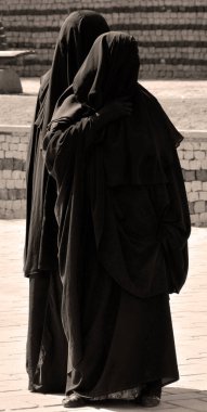 İSTANBUL TURKEY 08 Ekim 2013 'te: Müslüman kadın İstanbul şehir merkezinde peçe taktı. Türk hükümeti türban takan kadınların kamu sektöründe çalışmasını yasakladı.