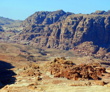 Petra Jordan 'ı çevreleyen çöl manzarası
