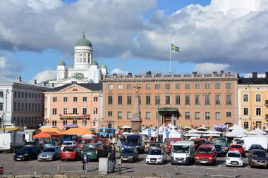 Helsinki, Finlandiya 25 Eylül 2015: Pazar Meydanı (Kauppatori) Helsinki 'nin merkez meydanı ve en ünlü pazar ve turistik merkezlerinden biridir. Güney Limanı 'nda yer almaktadır