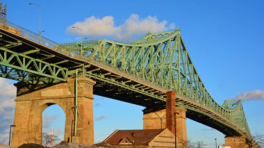 MONTREAL CANADA 02 07 2019: Jacques Cartier Köprüsü Montreal, Quebec, Kanada 'da Saint Lawrence Nehri' nden Longueuil 'e geçen çelik kiriş kantilever köprüdür.