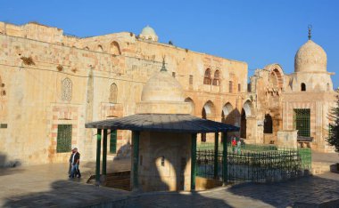 JERUSALEM ISRAEL 26 11 16: Ashrafiyya tapınak dağının batı ve kuzey tarafları çoğunlukla Kur 'an okulları ve Mameluke döneminin diğer dini organlarıyla çevrilidir.