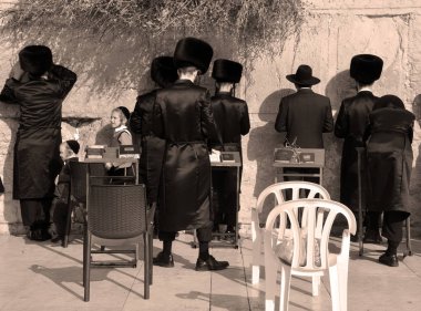 JERUSALEM ISRAEL 26 10 16: Yahudi hasidik duası Batı Duvarı 'nda, Ağlama Duvarı Ağlama Yeri eski Kudüs şehrinde antik bir kireçtaşı duvardır. Büyük Herod 'dan İkinci Yahudi Tapınağı