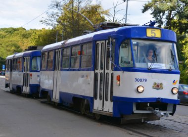 Riga, Letonya - 2 Temmuz 2016: Letonya 'nın Riga kentindeki Siegfried Anna Meierovics Bulvarı' ndaki beşinci güzergahın numarası ile halka açık eski tramvay