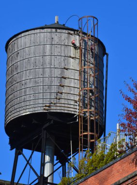 NEW YORK ŞEHRİ ABD OCT 27: New York şehrinin silueti, seltzer şişeleri ve sokak lambalarının mazide kalmış kalıntılarıyla kolayca karıştırılabilecek ahşap su kuleleriyle dolu.. 