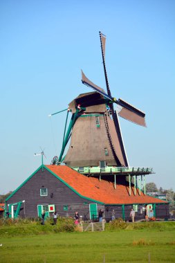 ZAANSE SCHANS NETHERLAND 10 01 2015: Zaanse Schans, Hollanda 'nın Zaanstad belediyesinde yer alan bir mahalle. İyi korunmuş tarihi yel değirmenleri koleksiyonu var.