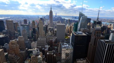 New York şehri Manhattan gökdelenleri ve şehir binalarıyla gökdelen manzarası