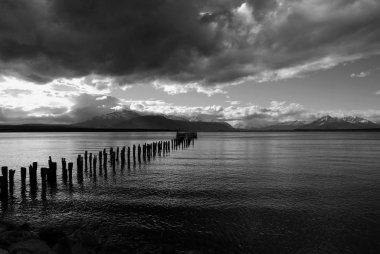 Puerto Natales, Şili Patagonya 'da bir şehirdir. = = Coğrafya = = Puerto Natales, Natales ili 'nin başkenti ve Itima Esperanza ili' nin (İspanyolca 