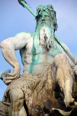 BERLIN GERMANY 09 22: Berlin 'deki Neptün Çeşmesi 1891' de Reinhold Begas tarafından tasarlandı. Roma tanrısı Neptün merkezde. Etrafındaki 4 kadın Prusya 'nın 4 ana nehrini temsil ediyor.