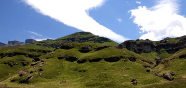 Lesotho, resmi olarak Lesotho Krallığı, Güney Afrika Cumhuriyeti ile çevrili denize kıyısı olmayan bir ülkedir.