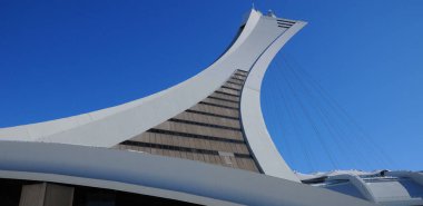 Montreal, Kanada - 26 Şubat 2012 'de Montreal Olimpiyat Stadyumu ve kulesi. Dünyanın en yüksek eğimli kulesi. Olimpiyat turu 175 metre uzunluğunda ve 45 derecelik açıyla yapılıyor. 