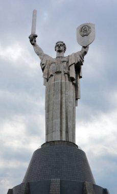 KIEV UKRAINE 09 04 17: Anavatan Anıtı anıtsal bir heykel. Heykel İkinci Dünya Savaşı 'nda Ukrayna Tarihi Müzesi' nin bir parçasıdır. Paslanmaz çelik heykel 62 metre (203 feet))