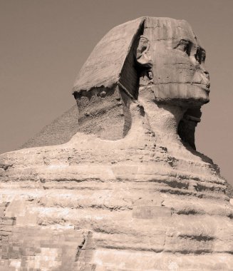 CAIRO EGYPT 11 22 2010: Giza 'nın Büyük Sfenksi veya Giza' nın Sfenksi, bir aslan gövdesi ve bir insan kafası ile efsanevi bir yaratık olan yaslanmış bir sfenksin kireçtaşı heykelidir.