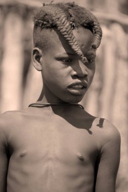 OTJIKANDERO NAMIBIA 09, 2014: Tanımlanamayan çocuk Himba kabilesi. Otjikandero Himba Yetim Köyü Projesi, Jaco Burger 'in, Himba kabilesinde çalışmak ve yaşamak için Kaokolger' e taşınmasıyla başladı.. 