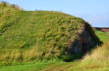 HELSINKI FINLAND SEPTEMBER 25 2015: Suomenlinna 'nın kaya duvarı altı ada üzerine inşa edilmiş bir deniz kalesidir.