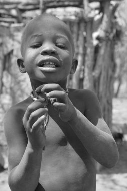 OTJIKANDERO NAMIBIA 09, 2014: Tanımlanamayan çocuk Himba kabilesi. Otjikandero Himba Yetim Köyü Projesi, Jaco Burger 'in, Himba kabilesinde çalışmak ve yaşamak için Kaokolger' e taşınmasıyla başladı.. 