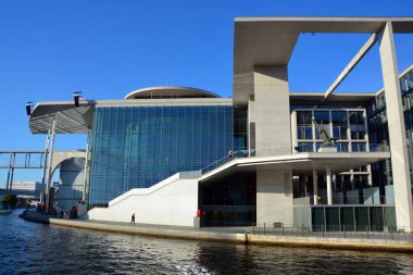 BERLİN-GERMANY 09 23: Maire Elizabeth Lunder binası Berlin 'in eski doğu yakasında, mimar Stephan Braunfels tarafından parlamento kütüphanesi olarak tasarlanan Paul Loebe Haus' un karşısında yer almaktadır.