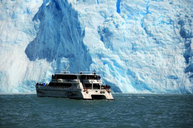 PERITO MORENO GLACIER, ARGENTINA - 17 Numara: 17 Kasım 2011 'de Los Glaciares Ulusal Parkı, Patagonya, Arjantin' de Perito Moreno buzulunun önündeki tekne