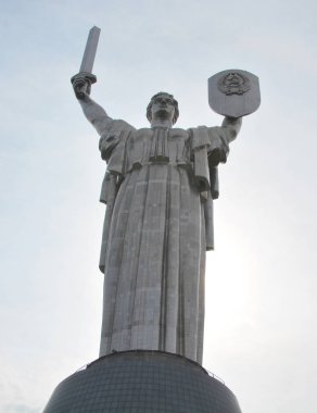 KIEV UKRAINE 09 04 17: Anavatan Anıtı anıtsal bir heykel. Heykel İkinci Dünya Savaşı 'nda Ukrayna Tarihi Müzesi' nin bir parçasıdır. Paslanmaz çelik heykel 62 metre (203 feet))