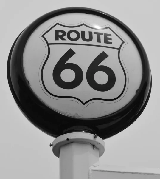 威廉斯 阿里佐纳4月15日 美国66号公路的标志 也被称为威尔 罗杰斯公路 俗称为美国主干道或母道 2014年4月15日 亚利桑那州威廉姆斯 — 图库照片