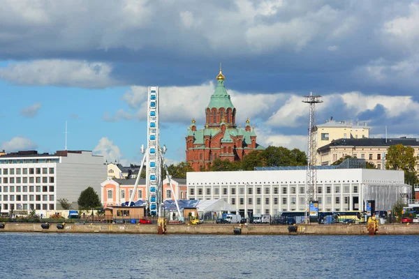 Helsinki, Finlandiya 25 Eylül 2015: Pazar Meydanı (Kauppatori) Helsinki 'nin merkez meydanı ve arka plandaki en ünlü pazar ve turistik merkezlerden biridir.