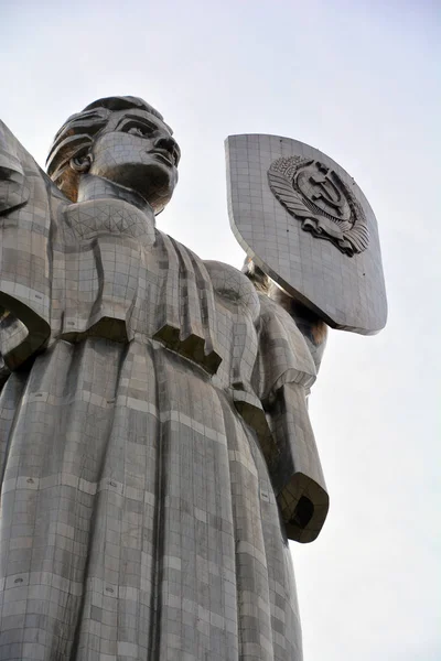 Kiev Ukraine 祖国纪念碑是一座不朽的雕像 该雕塑是第二次世界大战期间乌克兰历史博物馆的一部分 不锈钢雕像高62米 203英尺 — 图库照片