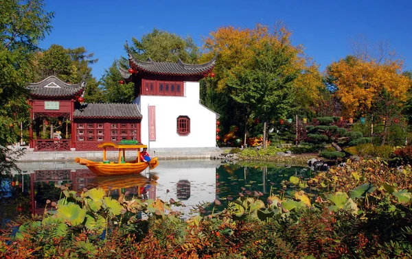 Jardim Chinês Tradicional Com Lagoa — Fotografia de Stock