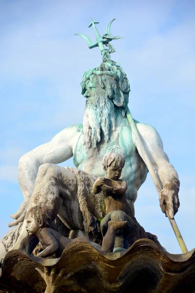 柏林德国人09年22月17日 柏林海王星喷泉 Neptune Fountain 建于1891年 由Reinhold Begas设计 罗马神海王星在中心 他周围的四个女人代表了普鲁士的四条主要河流 — 图库照片