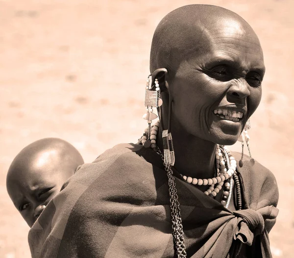 Serengeti Tanzanie Nov Femme Masai Non Identifiée Ornée Bijoux Sur — Photo