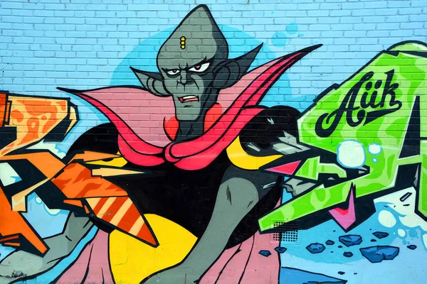 嘻哈风格舞者靠墙摆姿势的涂鸦艺术 — 图库照片