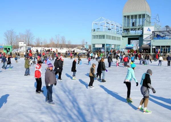 MONTREAL CANADA 25 Şubat 2012: Eski liman buz halkası yapay buz yüzeyi, tarihi Old-Montreal ve nehir manzarası