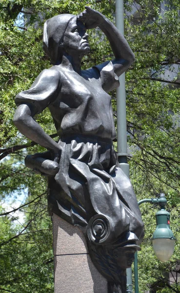 Charlotte North Carolina 2016 Industry Statue Representedwith Woman Wearing Bonnet — Stock Photo, Image