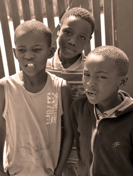 2014年10月9日 2014年10月9日 ナミビアのスワコプムントのモンデサスラムに住む未確認の子供たち ナミビアでは約27 の世帯が貧困層に分類されている — ストック写真