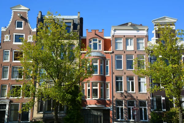 アムステルダム オランダ 2015 典型的なカナルハウス カナルハウスは通常地下とロフトと交易品を格納できる屋根裏部屋を持っていた — ストック写真