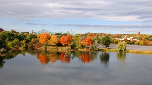 Beautiful Autumn City Park River — Stock Photo, Image