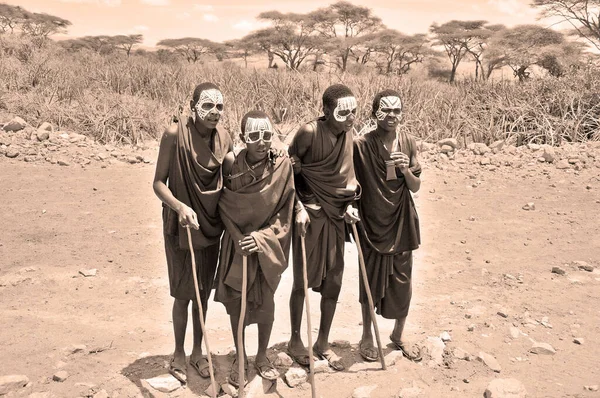 Serengeti Tanzanie Října Neidentifikovaní Mladí Masajové Moran Nosí Obřízce Dne — Stock fotografie