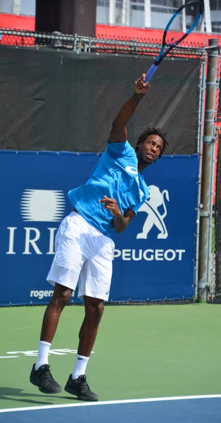 Joven Futbolista Afriamericano Tenis Cancha — Foto de Stock