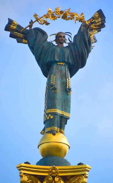 Кив Украина Памятник Воину Освободителю Победная Колонна Расположенная Майдане Незалежности — стоковое фото