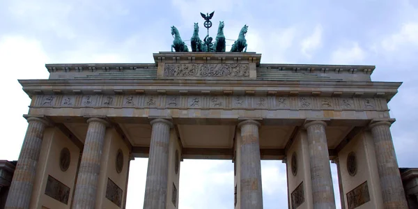 Berlin Niemcy Brama Brandenburska Jest Xviii Wiecznym Zabytkiem Neoklasycznym Berlinie — Zdjęcie stockowe