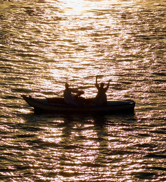 Silueta Pescador Beduino Egipcio Tradicional Bote Remos Río Nilo Atardecer — Foto de Stock